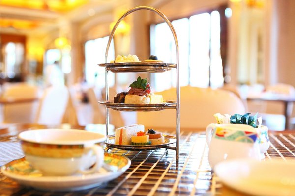 What are the best destinations in the UK for experiencing a traditional British afternoon tea?